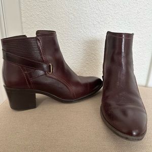 Piedrangular Burgubdy Mexican leather ankle bootie